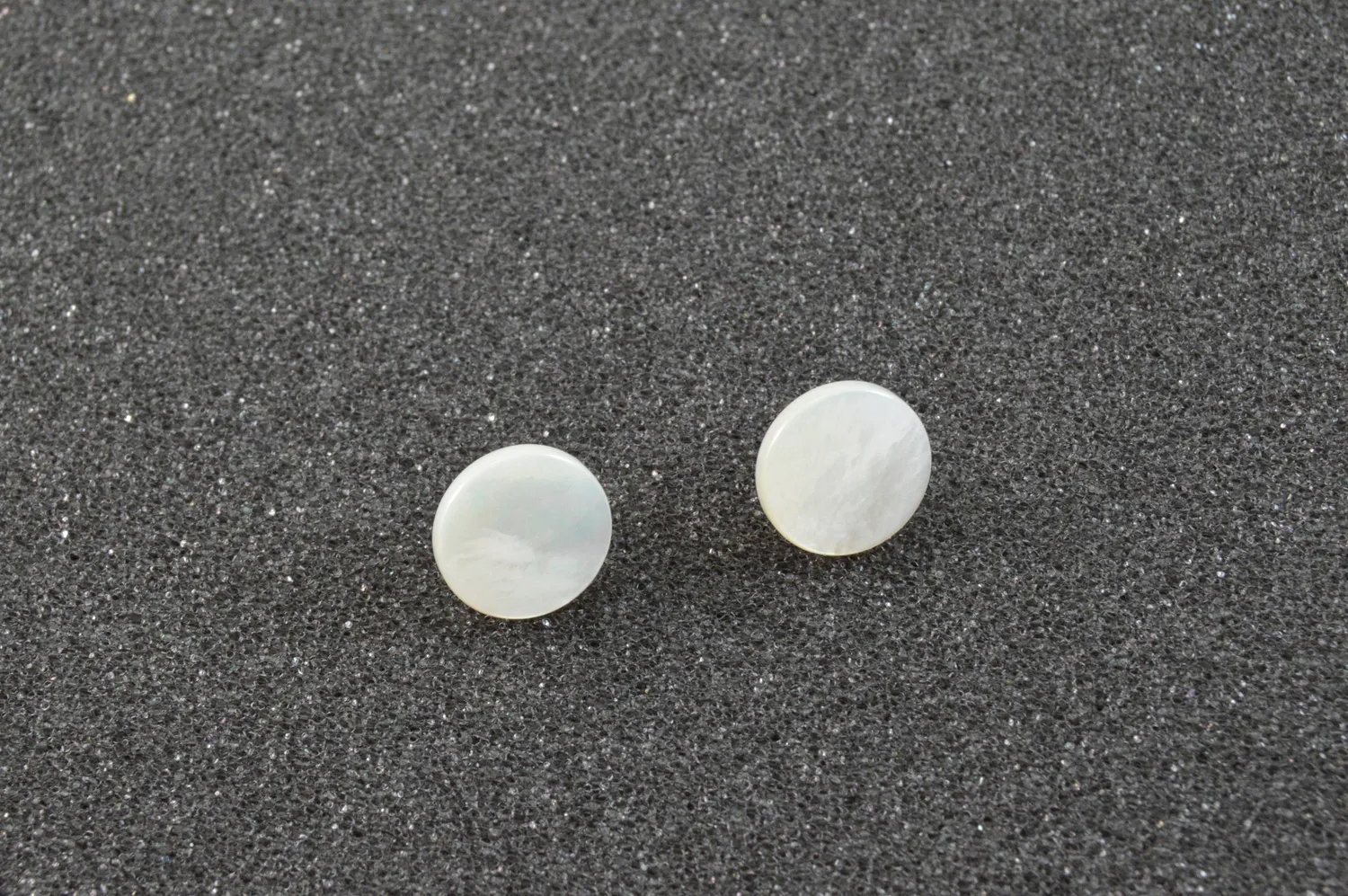 Dr. Dittmar Rondell stickörhängen pärlemor 12 mm