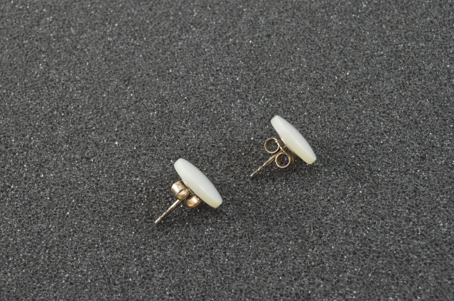 Dr. Dittmar Rondell stickörhängen pärlemor 12 mm
