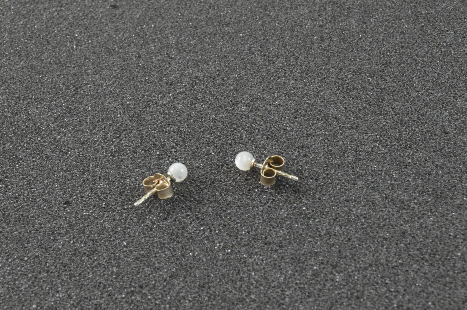 Dr. Dittmar Sphere örhängen pärlemor 3 mm silver