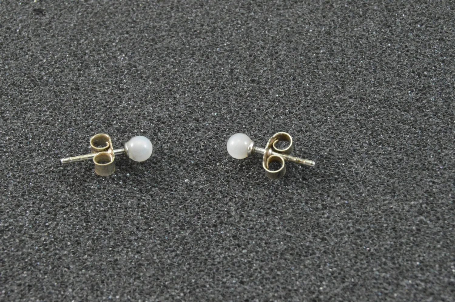 Dr. Dittmar Sphere örhängen pärlemor 3 mm silver