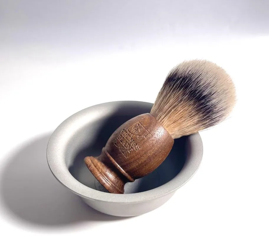 Vikings Blade Rustic Walnut rakborste valnöt syntet