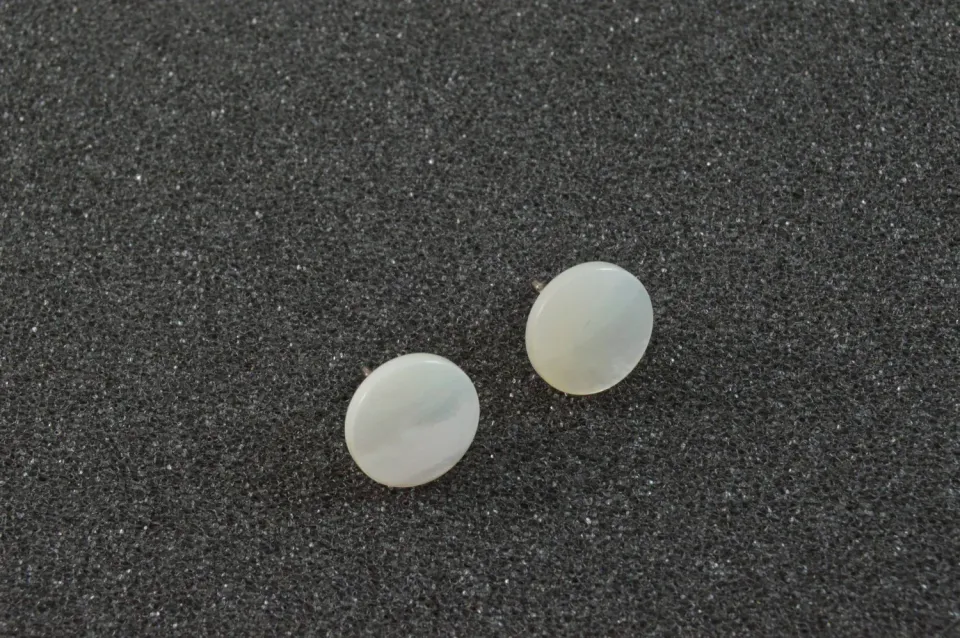 Dr. Dittmar Rondell stickörhängen pärlemor 12 mm