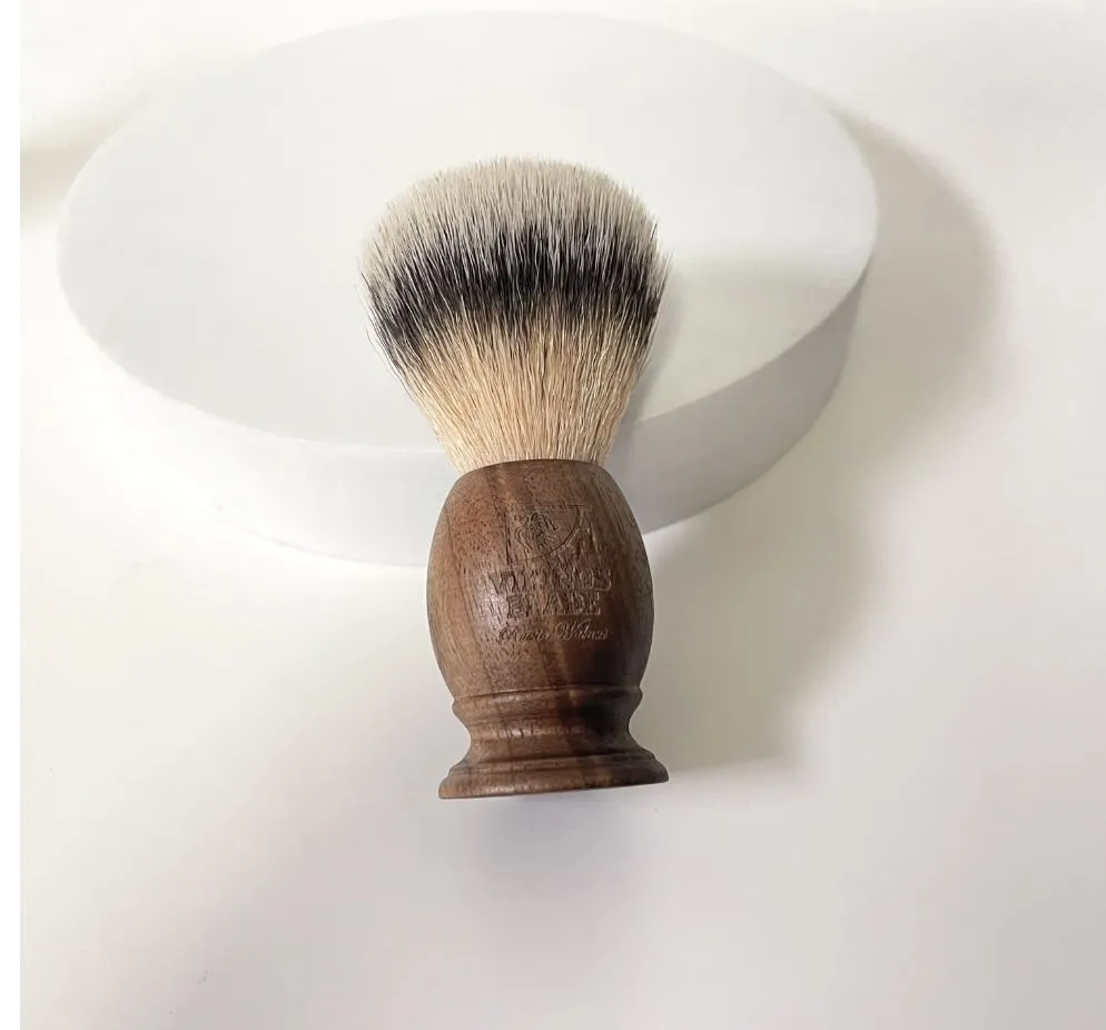 Vikings Blade Rustic Walnut rakborste valnöt syntet