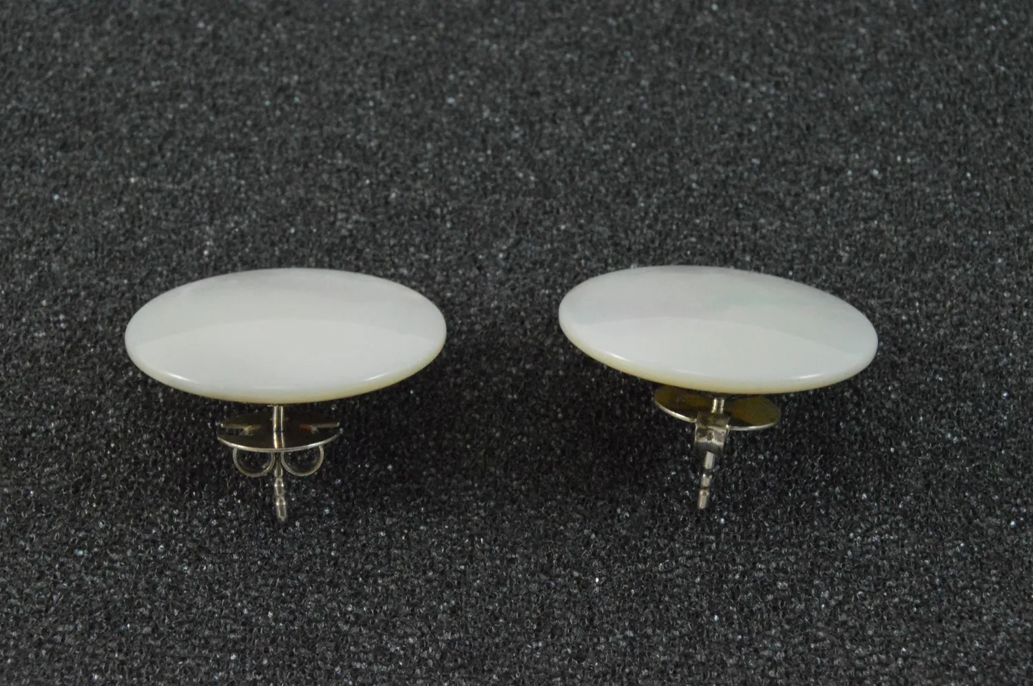 Dr. Dittmar Rondell örhängen pärlemor 12 mm silver
