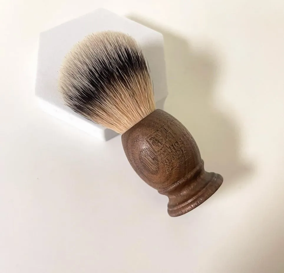 Vikings Blade Rustic Walnut rakborste valnöt syntet